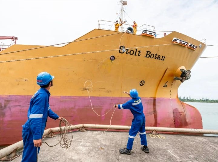 Mooring team alongside vessel